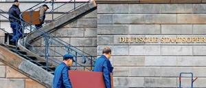 Wenige Tage vor dem Finale haben die Handwerker noch reichlich zu tun: Fliesen legen, Wege pflastern, Arbeiten auf dem Dach und in der Konditorei. 