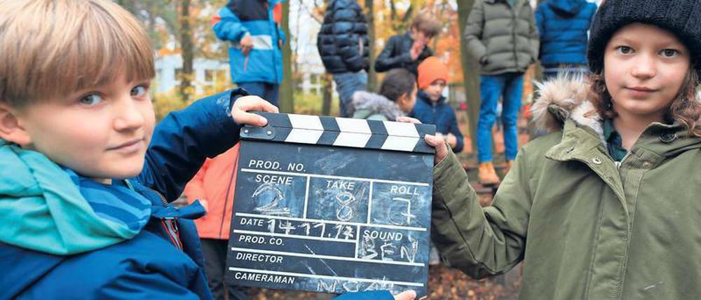 Und Action. Schüler der Klasse 5 b der Wald-Grundschule in Charlottenburg bei den Dreharbeiten ihres Kurzfilms „Ein Albtraum für alle“. Es geht um das Thema Kinderrechte. Die Schüler haben sowohl das Drehbuch geschrieben, als auch Regie geführt und Kamera und Ton bedient. Ein erfahrener Medienpädagoge hat die Schüler dabei beraten. 
