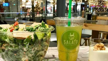 Gesundes Mittagessen. Gehackter Salat mit hausgemachtem Dressing.