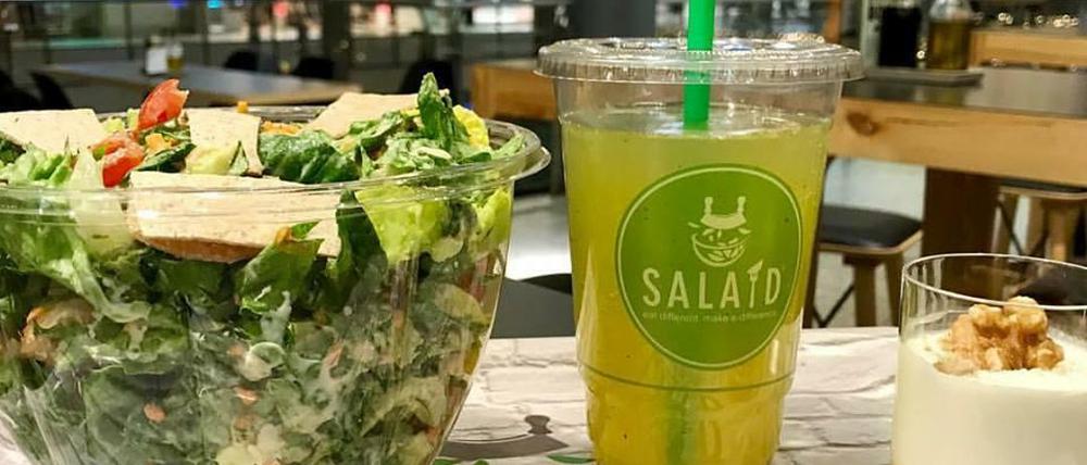 Gesundes Mittagessen. Gehackter Salat mit hausgemachtem Dressing.