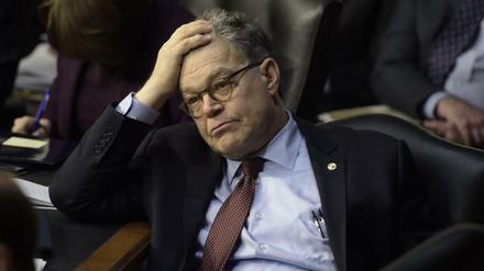 Der demokratische Senator Al Franken geriet wegen Fotos in die Schlagzeilen, auf denen er den Busen einer schlafenden Schauspieler-Kollegin begrapscht.