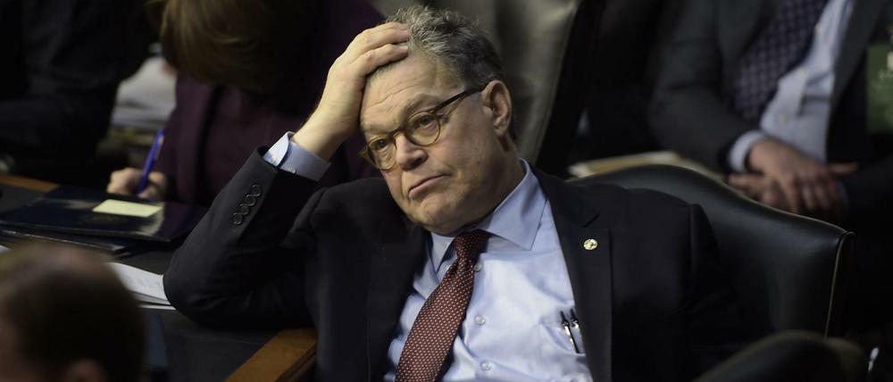 Der demokratische Senator Al Franken geriet wegen Fotos in die Schlagzeilen, auf denen er den Busen einer schlafenden Schauspieler-Kollegin begrapscht.