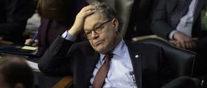 Der demokratische Senator Al Franken geriet wegen Fotos in die Schlagzeilen, auf denen er den Busen einer schlafenden Schauspieler-Kollegin begrapscht.