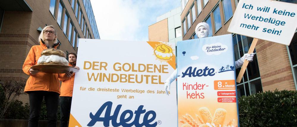 Aktivisten der Organisation foodwatch vor dem Firmensitz des Babynahrungsherstellers Alete in Bad Homburg (Hessen). 