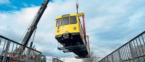 Kommt ’ne U-Bahn geflogen. Ein Kran hebt am Hauptbahnhof einen restaurierten Wagen (Baujahr 1968) in den Tunnel der U 55.