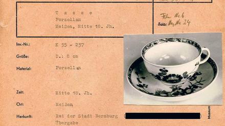Die Karteikarte des einstigen DDR-Museums für Deutsche Geschichte führt eine während der Bodenreform enteignete Porzellantasse auf. Das Deutsche Historische Museum hat sie inzwischen ihren ursprünglichen Besitzern wiedergegeben. 