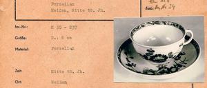 Die Karteikarte des einstigen DDR-Museums für Deutsche Geschichte führt eine während der Bodenreform enteignete Porzellantasse auf. Das Deutsche Historische Museum hat sie inzwischen ihren ursprünglichen Besitzern wiedergegeben. 