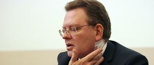 Andreas Hollstein (CDU), 57, trat am Dienstag nach der Messerattacke im Rathaus von Altena vor die Medien. 