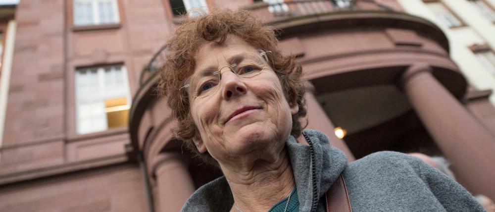 Die Ärztin Kristina Hänel steht am Freitag vor dem Amtsgericht in Gießen. Sie wurde zu einer Geldstrafe verurteilt.