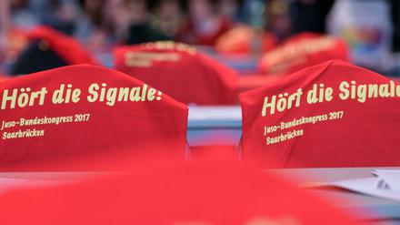 Stofftaschen mit dem Aufdruck «Hört die Signale» liegen am 24.11.2017 vor Beginn des Bundeskongress der Jusos im E-Werk in Saarbrücken (Saarland) über den Stühlen.