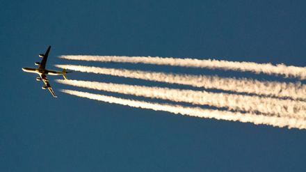 Nach der Air-Berlin-Pleite steigen die Flugpreise in den Himmel.