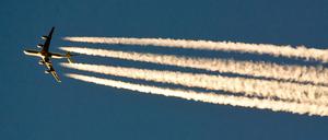 Nach der Air-Berlin-Pleite steigen die Flugpreise in den Himmel.