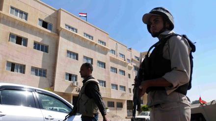 Ägyptische Soldaten stehen am 09.07.2015 an einem Checkpoint in Al-Arisch (Ägypten) im Norden des Sinai.