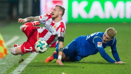 Hart erkämpft. Unions Marcel Hartel (l.) und der Darmstädter Fabian Holland. 