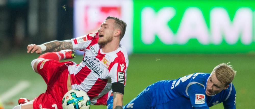 Hart erkämpft. Unions Marcel Hartel (l.) und der Darmstädter Fabian Holland. 