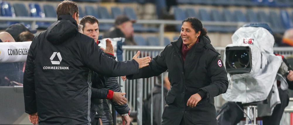 Wichtig für die Trainerin. Steffi Jones nach dem Tor zum 1:0.