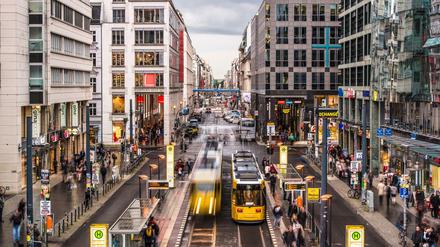 Geschäftsmeile Friedrichstraße. Die Berliner Firmen profitieren davon, dass die Menschen mehr Geld ausgeben. Foto: Getty Images/iStock