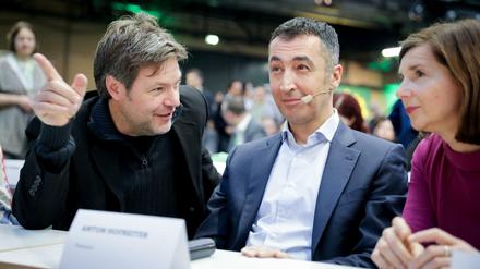 Einigkeit - noch. Robert Habeck, Cem Özdemir und Katrin Göring-Eckardt bei der Bundesdelegiertenkonferenz der Grünen.