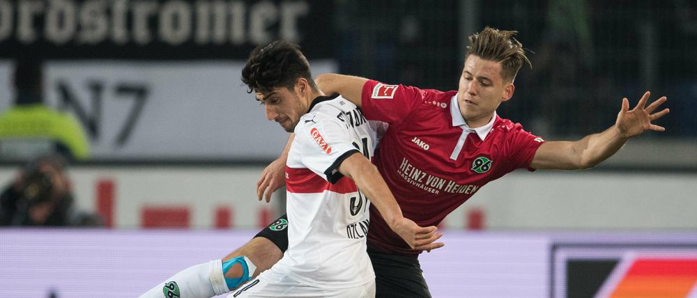 Schwäbisch-niedersächsiches Duell. Hannovers Waldemar Anton (r) spielt gegen Stuttgarts Berkay Özcan. 