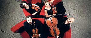 Vier im roten Kreis. Vineta Sareika, Anthea Kreston, Gregor Sigl und Eckart Runge (oben r. bis unten l.).