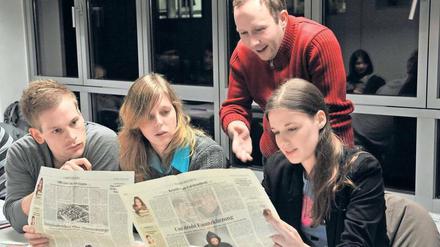 Journalistik-Studierende in Leipzig produzieren eigene Zeitungsseiten.