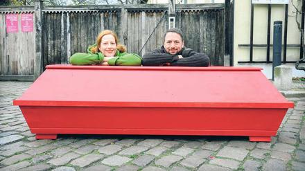 Sarggeschichtenerzähler Sarah Benz und Jan Möllers.