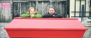 Sarggeschichtenerzähler Sarah Benz und Jan Möllers.