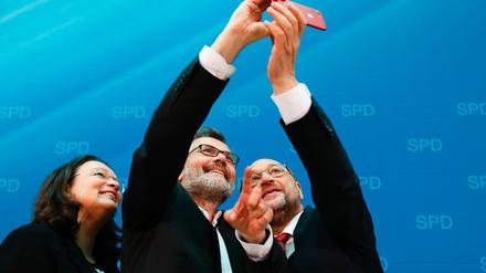 Selfie mit Schatzmeister: Dietmar Nietan (Mitte) mit Fraktionschefin Andrea Nahles und Parteichef Martin Schulz.