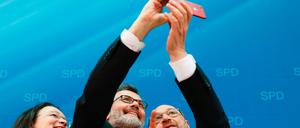 Selfie mit Schatzmeister: Dietmar Nietan (Mitte) mit Fraktionschefin Andrea Nahles und Parteichef Martin Schulz.