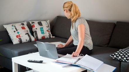 Eine Frau arbeitet von zu Hause aus.