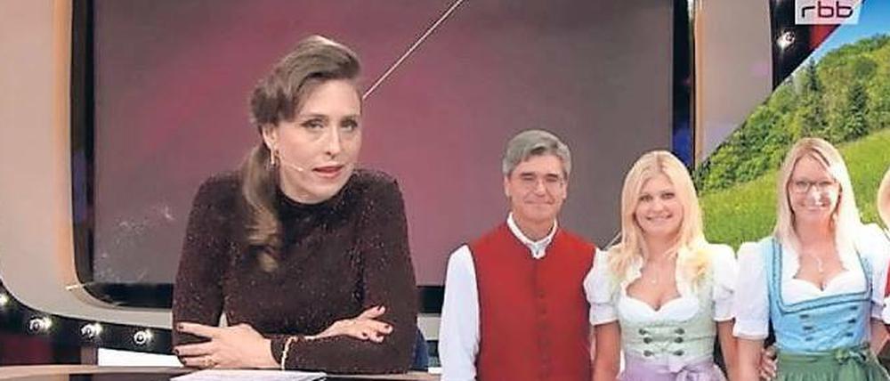 Das ist nicht die „heute-show“. „Abendshow“-Moderatorin Britta Steffenhagen (links) lästert über Siemens-Chef Joe Kaeser.
