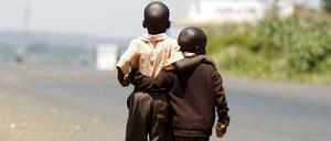 Zwei Jungs auf dem Nachhauseweg von ihrer Schule in Nairobi: Schon bald werden 60 Prozent der Afrikaner unter 25 Jahre alt sein.