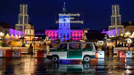 Ständig bewacht und durch Poller geschützt. Der Weihnachtsmarkt vor dem Schloss Charlottenburg. Seit Montag ist er geöffnet. 