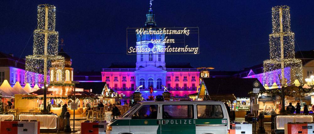 Ständig bewacht und durch Poller geschützt. Der Weihnachtsmarkt vor dem Schloss Charlottenburg. Seit Montag ist er geöffnet. 