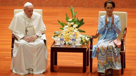 Papst Franzikus zu Gast bei Myanmars De-Facto-Regierungschefin Aung San Suu Kyi.