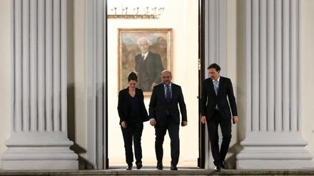 SPD-Chef Martin Schulz (M.) verlässt Schloss Bellevue nach dem Gespräch mit Merkel, Seehofer und Steinmeier.