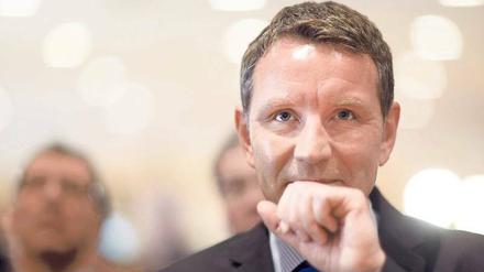 Hinter vorgehaltener Faust. Dass er aus der Partei ausgeschlossen werden könnte, fürchtet Björn Höcke nicht mehr.
