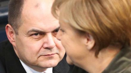 Angespannte Situation: Kanzlerin Angela Merkel und Agrarminister Christian Schmidt.