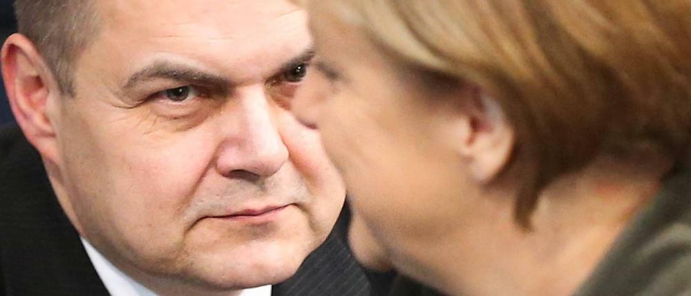 Angespannte Situation: Kanzlerin Angela Merkel und Agrarminister Christian Schmidt.