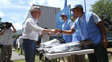 Präsident Juan Manuel Santos besucht eine von den UN überwachte Waffenübergabe durch Rebellen.