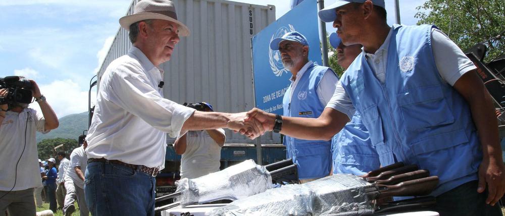 Präsident Juan Manuel Santos besucht eine von den UN überwachte Waffenübergabe durch Rebellen.