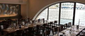 Wie ein Essen an Bord: Im Kreuzberger Restaurant Rio Grande sitzt es sich mit Blick auf die Spree außergewöhnlich schön.