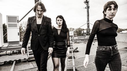 „Gewalt“ heißt nicht, dass etwas zerschlagen wird. Patrick Wagner, Helen Henfling und Jasmin Rilke (v li.)
