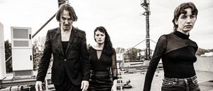 „Gewalt“ heißt nicht, dass etwas zerschlagen wird. Patrick Wagner, Helen Henfling und Jasmin Rilke (v li.)