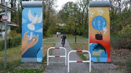 Achtung, Sie verlassen Hermsdorf! Mauerfragmente an der nördlichen Stadtgrenze.