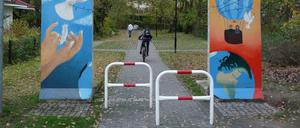 Achtung, Sie verlassen Hermsdorf! Mauerfragmente an der nördlichen Stadtgrenze. 