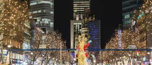 Hell und bunt leuchtet es seit Dienstagabend in der Tauentzienstraße.