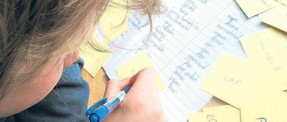 Sich mehr merken: Bewegung hilft beim Lernen. Schon das Schreiben mit der Hand aktiviert wichtige Hirnareale.