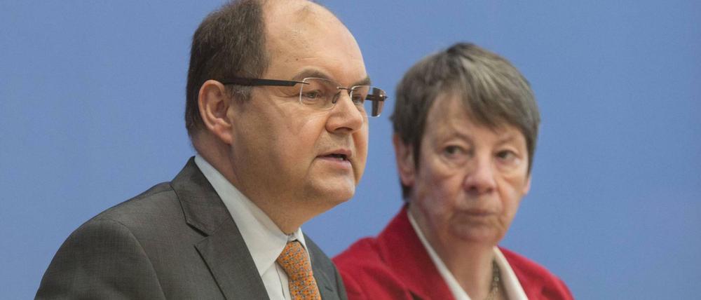 Landwirtschaftsminister Christian Schmidt und Umweltministerin Barbara Hendricks bei einer Pressekonferenz im Jahr 2015.