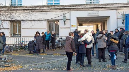 Abschied nehmen. Flüchtlinge und Helfer vor der nunmehr geschlossenen Notunterkunft im alten Rathaus Wilmersdorf.